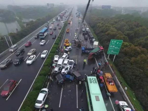 行車記錄儀視頻曝光！滬蓉高速25車連環相撞原因找到了