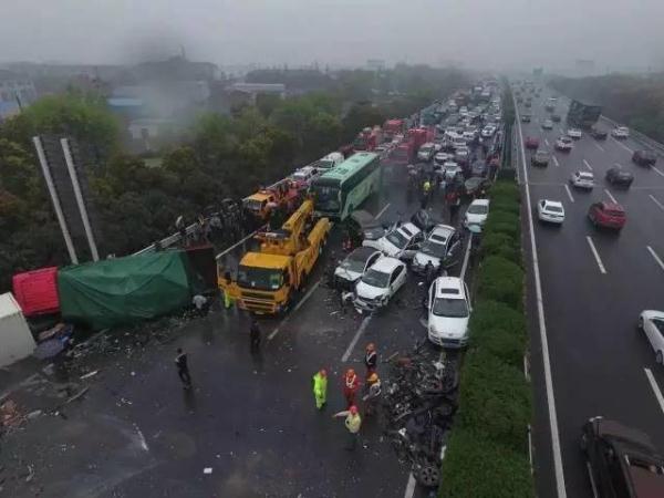 行車記錄儀視頻曝光！滬蓉高速25車連環相撞原因找到了